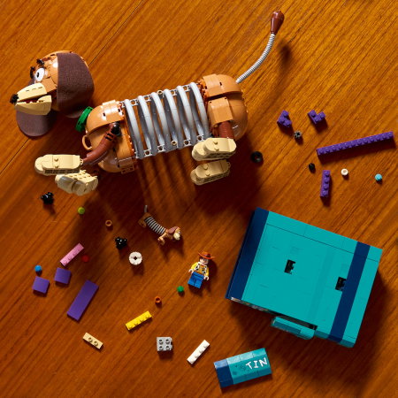 LEGO® Disney - Opritoare de carti Cainele Slinky din Povestea jucariilor (43301), 1311 piese [4]