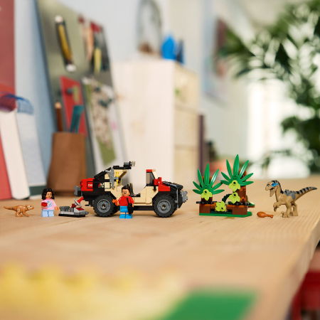 LEGO® Jurassic World -  Evadare off-road din calea unui Velociraptor (76972), 285 piese [4]