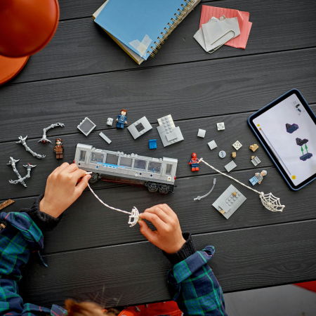 LEGO®  Marvel Super Heroes - Lupta de pe acoperisul trenului dintre Omul-Paianjen si Doc Ock (76321), 393 piese [3]