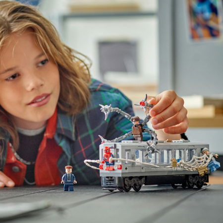 LEGO®  Marvel Super Heroes - Lupta de pe acoperisul trenului dintre Omul-Paianjen si Doc Ock (76321), 393 piese [4]