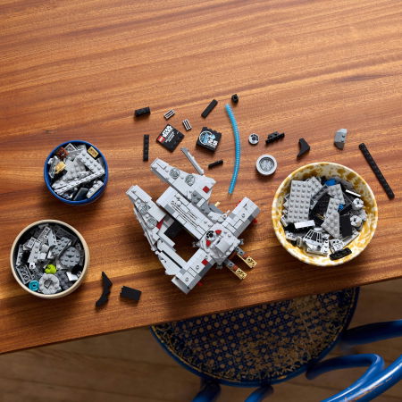 LEGO® Star Wars -  Millennium Falcon™ (75375), 921 piese [3]
