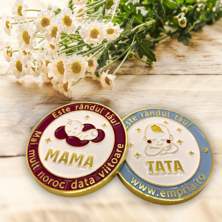 Moneda cine il schimba pe bebe, in cutie de cadou elegant pentru parinti cu nou-nascuti, Empria, in romana [11]