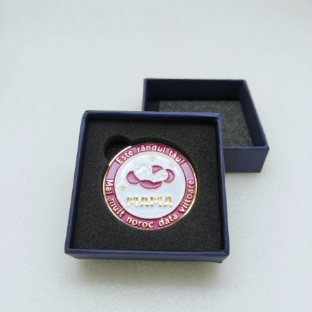 Moneda cine il schimba pe bebe, in cutie de cadou elegant pentru parinti cu nou-nascuti, Empria, in romana [5]