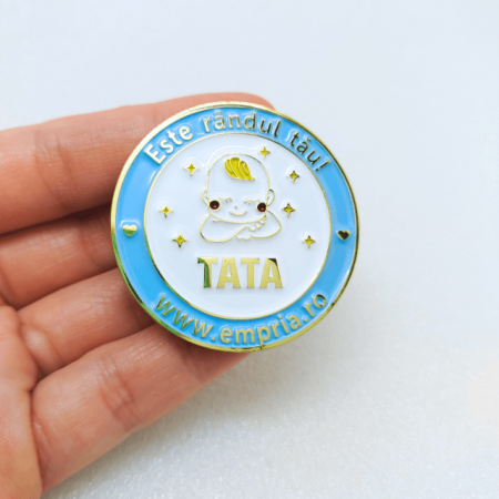 Moneda cine il schimba pe bebe, in cutie de cadou elegant pentru parinti cu nou-nascuti, Empria, in romana [6]