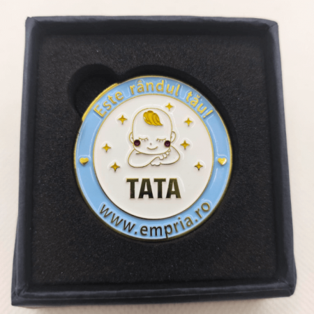 Moneda cine il schimba pe bebe, in cutie de cadou elegant pentru parinti cu nou-nascuti, Empria, in romana [7]