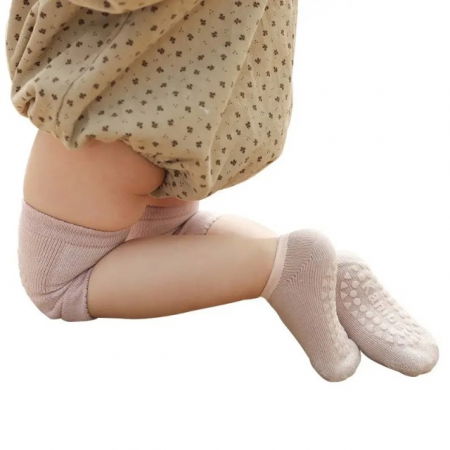 Produse Sub 50 Lei - Set protectii anti-alunecare copil, genunchiere si sosete, Roz