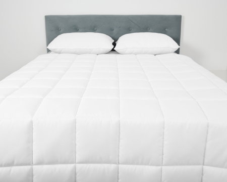 Textile cu Reducere - Pilota 4 Anotimpuri 150x200 dubla, HypoallergenicMed, medicinala si hipoalergenica, din microfibra, siliconizata si lavabila la 95 de grade, izolatie termica