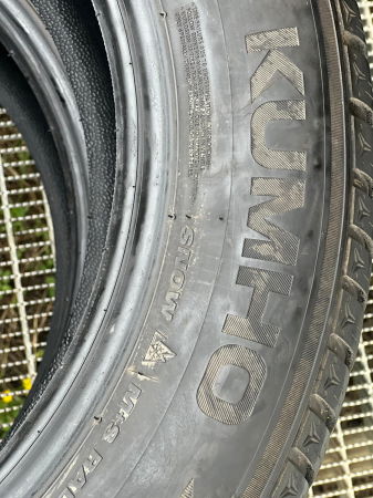 set 2 anvelope 215/60 R17 100V sh iarna Kumho 7.5mm cu garantie [3]