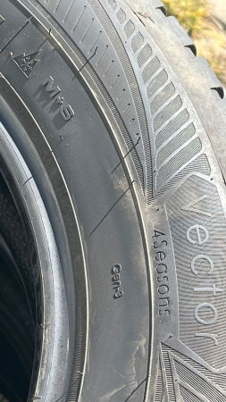 set 4 anvelope 215/65 R16 102H sh iarna Goodyear 6.5mm cu garantie [8]
