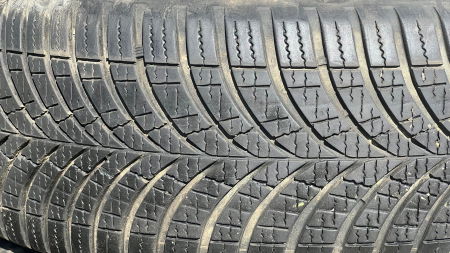 set 4 anvelope 215/65 R16 102H sh iarna Goodyear 6.5mm cu garantie [3]