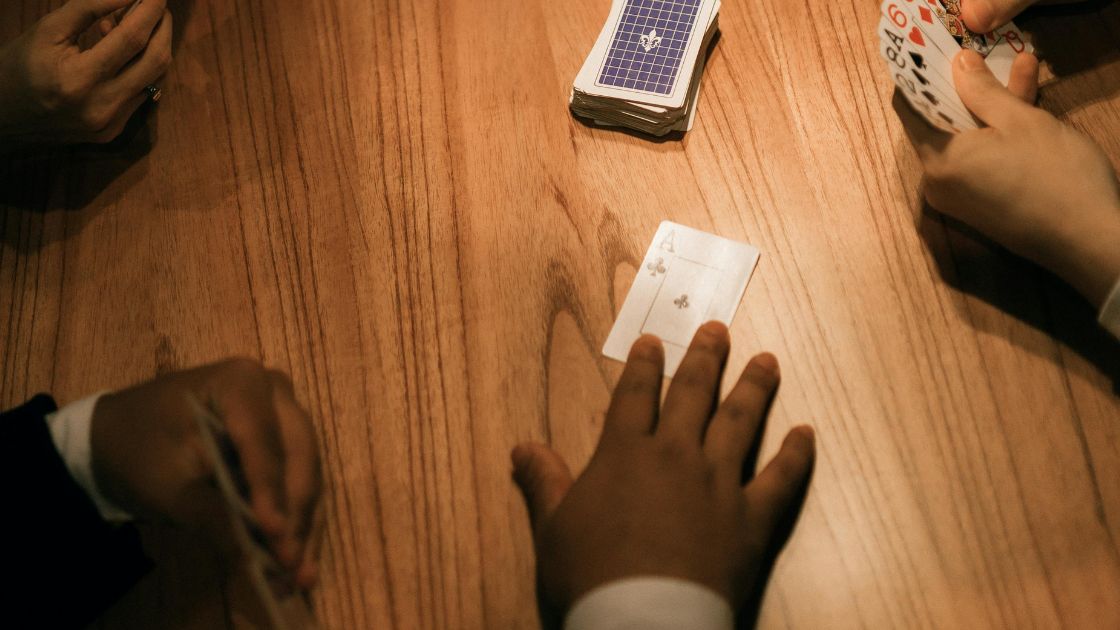 5 tipuri de oameni care apar la orice seară de jocuri | Gameology