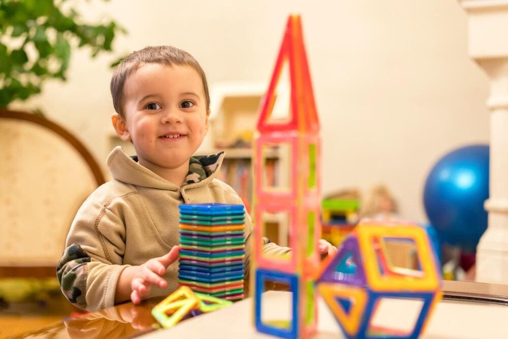 baietel cu jocuri in fata