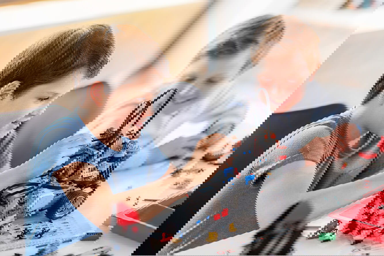 Dezvoltarea copilului Cum poți stimula îndemânarea Sfaturi și jocuri