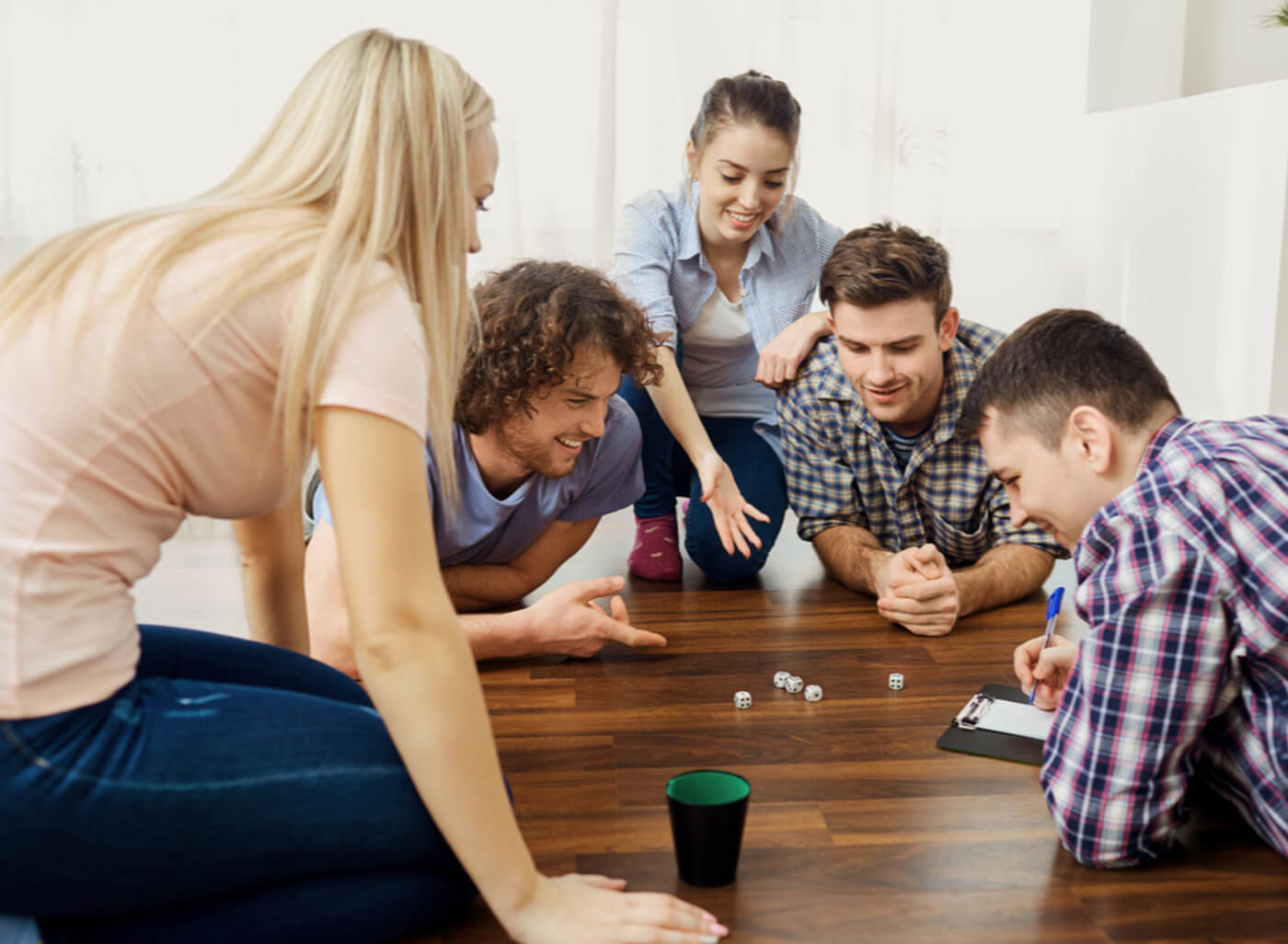 Intalnire cu Gasca de Prieteni? Alege Jocuri de societate de Petrecere