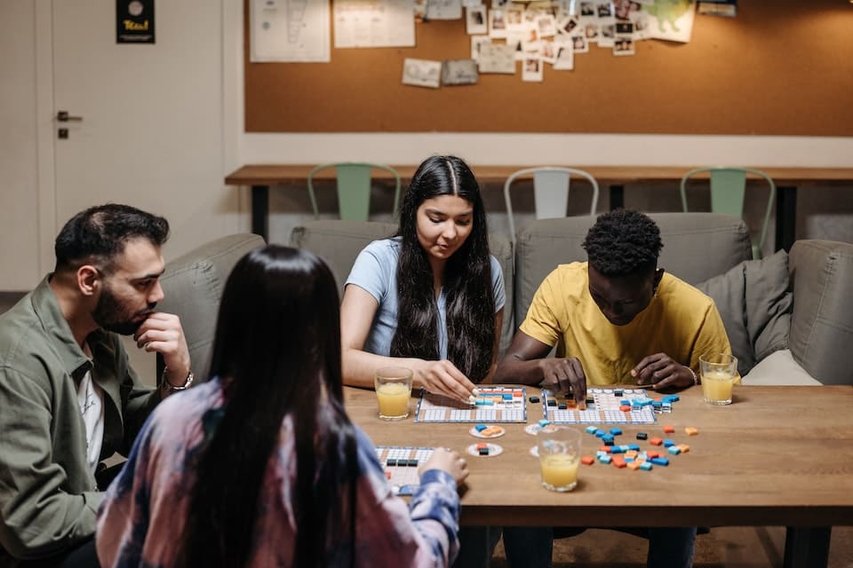 Jocuri de societate pentru iubitorii de literatură: idei și recomandări