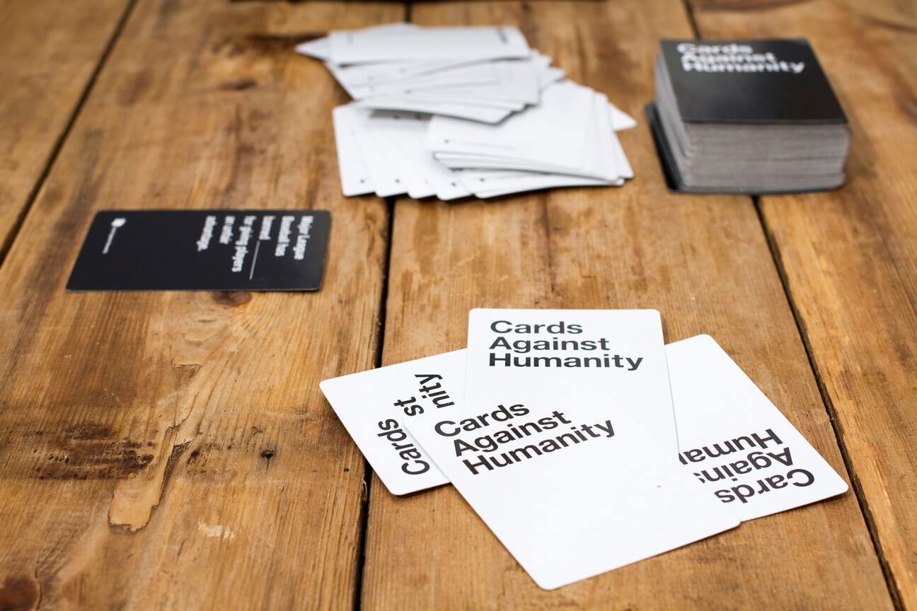 Regulile jocului Cards against Humanity: Ce trebuie să știi ca să câștigi