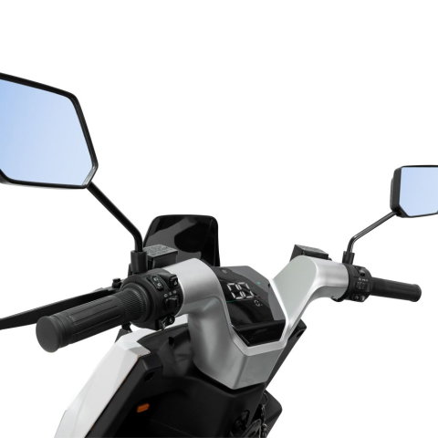 Scuter electric RURIS PILOT SX720A Alb, 2500W, baterie 72V 32Ah, autonomie până la 92 km [11]