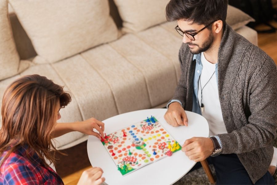 Jocuri de societate în doi pe care merită să le încerci