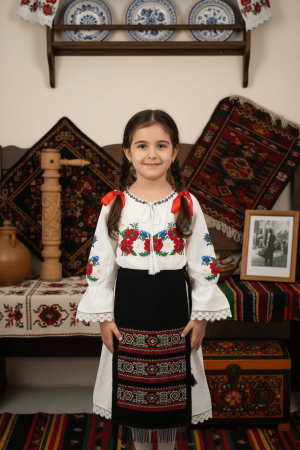 Момичета - Снимки на момичета с бродерия „Сузана“