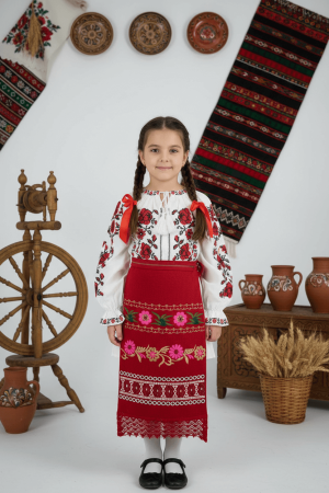 Момичета - Снимки на момичета с бродерия Драга