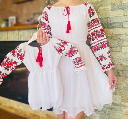 Момичета - Rochita stilizata cu motive traditionale Elina