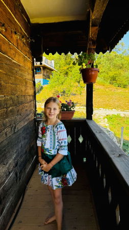 Момичета - Rochita traditionala stilizata cu Maci 11