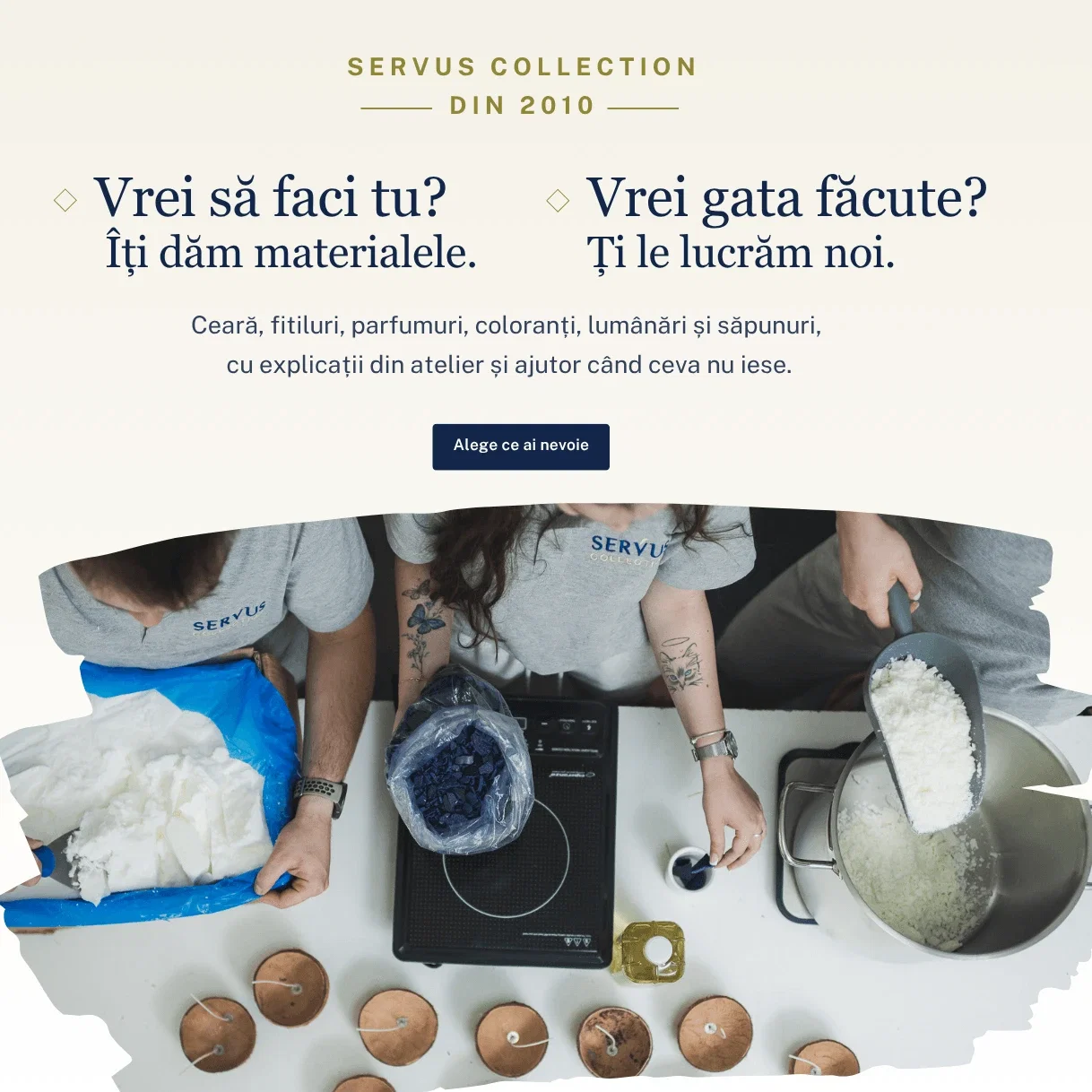 Materii prime pentru lumânări și săpun — ceară, fitil, parfumuri și săpun natural — și o lumânare de nuntă lucrată în atelierul Servus.