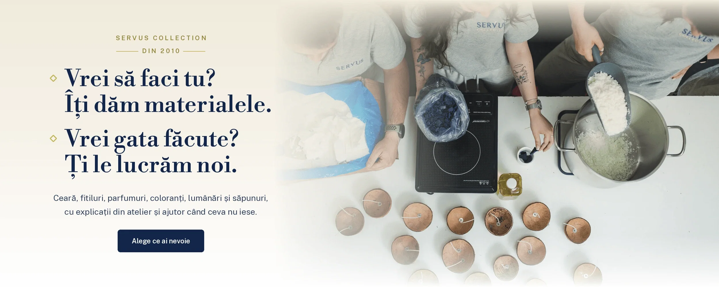 Materii prime pentru lumânări și săpun — ceară, fitil, parfumuri și săpun natural — și o lumânare de nuntă lucrată în atelierul Servus.