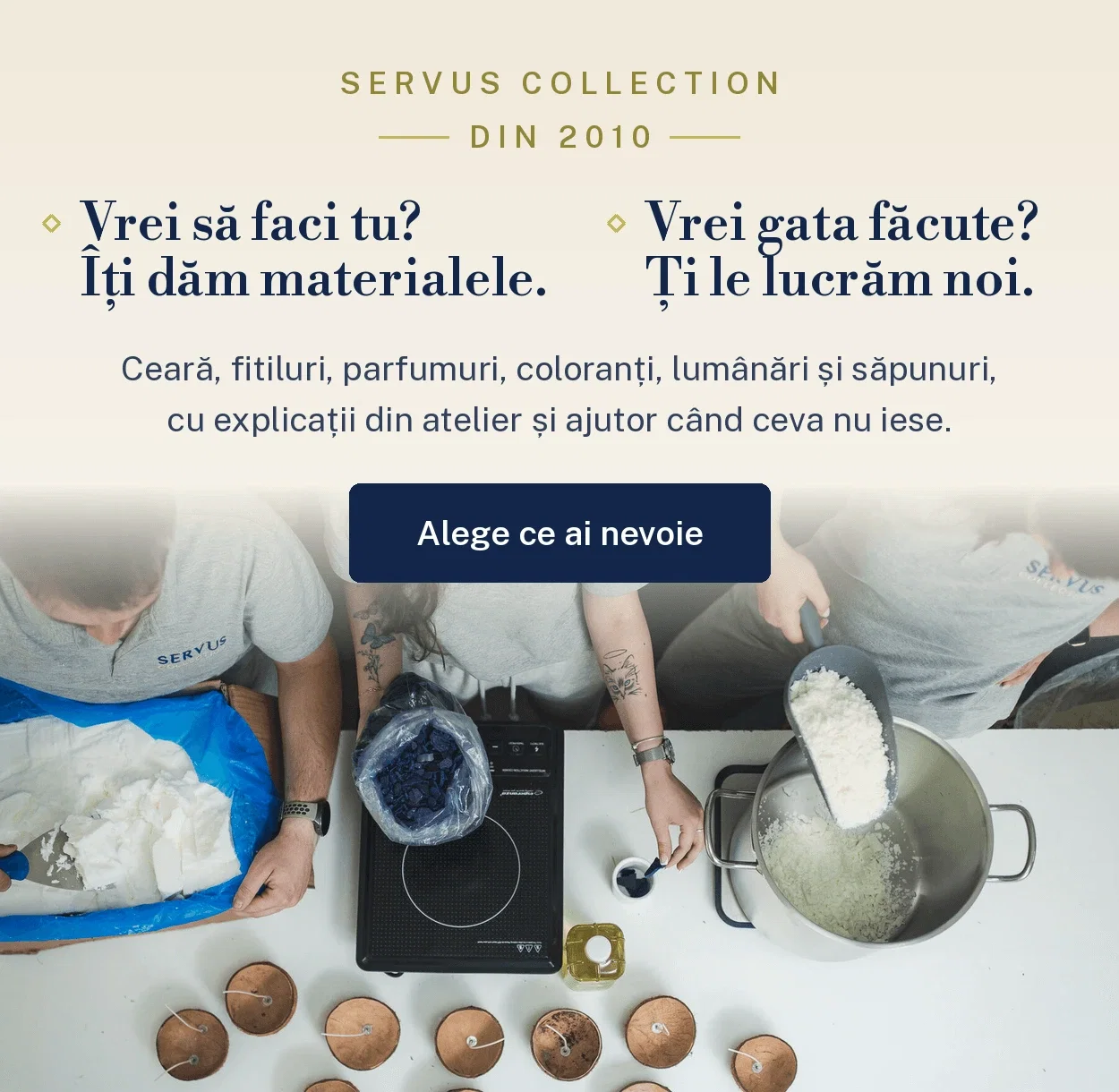 Materii prime pentru lumânări și săpun — ceară, fitil, parfumuri și săpun natural — și o lumânare de nuntă lucrată în atelierul Servus.
