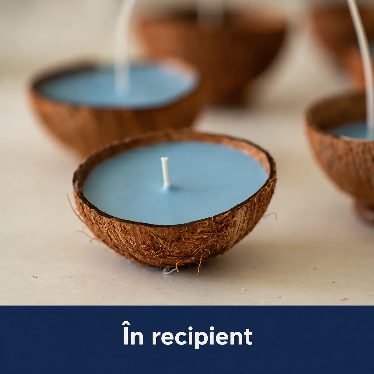 Lumânare turnată în recipient, aici o coajă de cocos