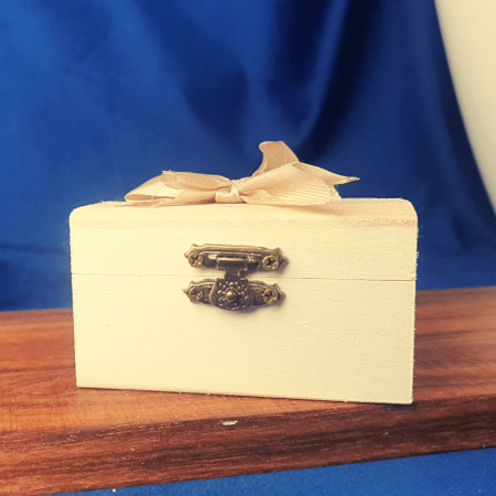 Trusouri si Lumânări decorate Botez - Cutiuta din lemn pentru suvita