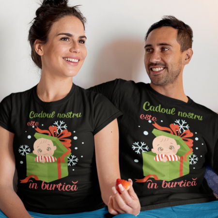 Tricouri Gravide - Set 2 Tricouri Craciun Personalizate - Cadoul nostru este la ea in burtica viitori parinti  