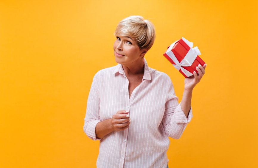 Cadouri femei 50 ani: 9 Surprize cu suflet si idei de rasfat
