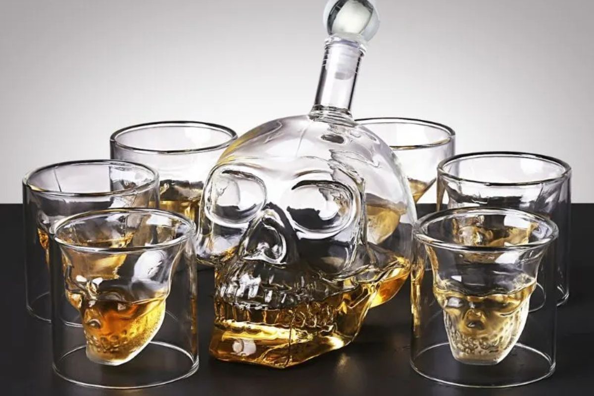 decantor craniu cu pahare