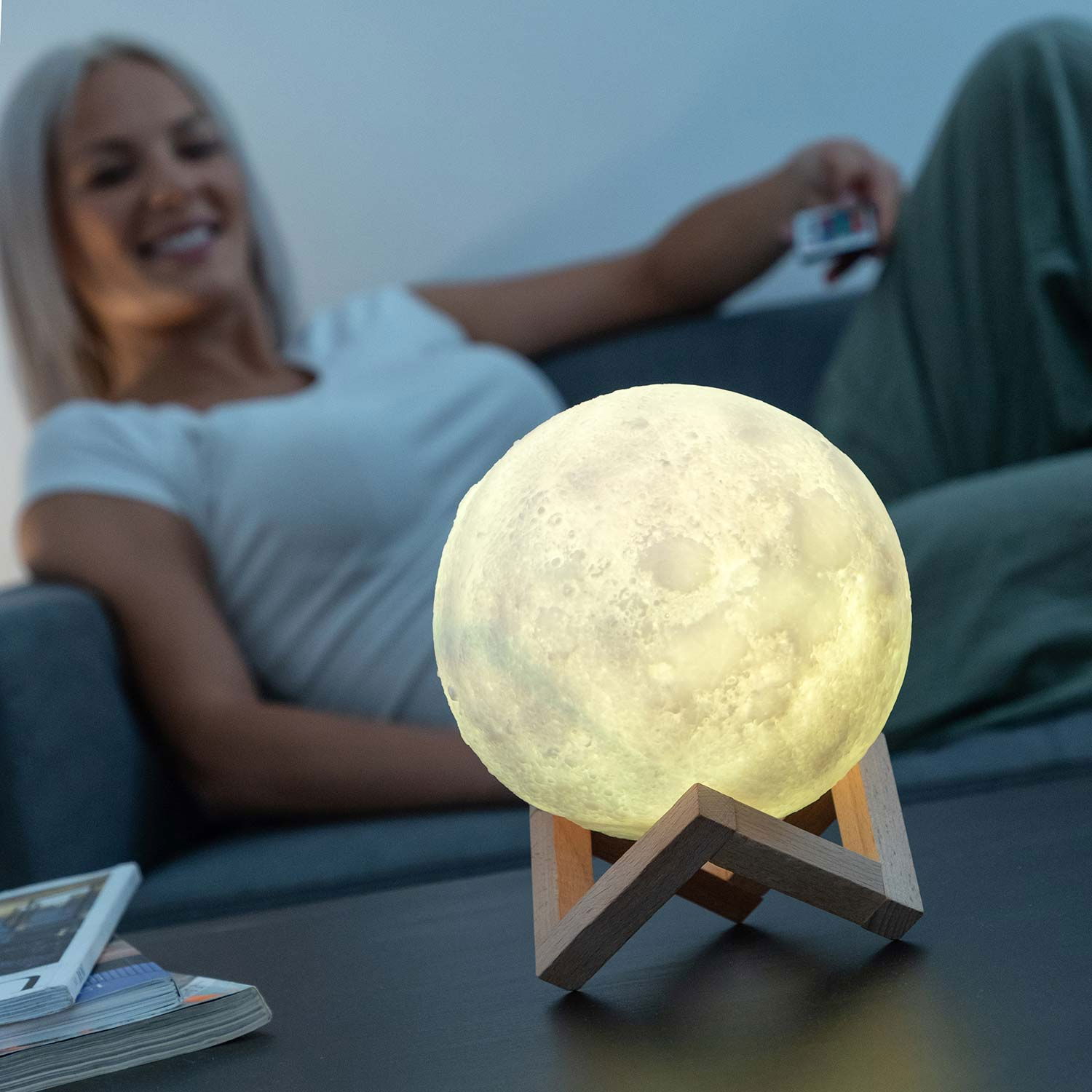 Lampa led luna in culori