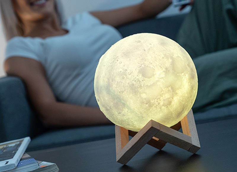 lampa-led-luna-in-culori