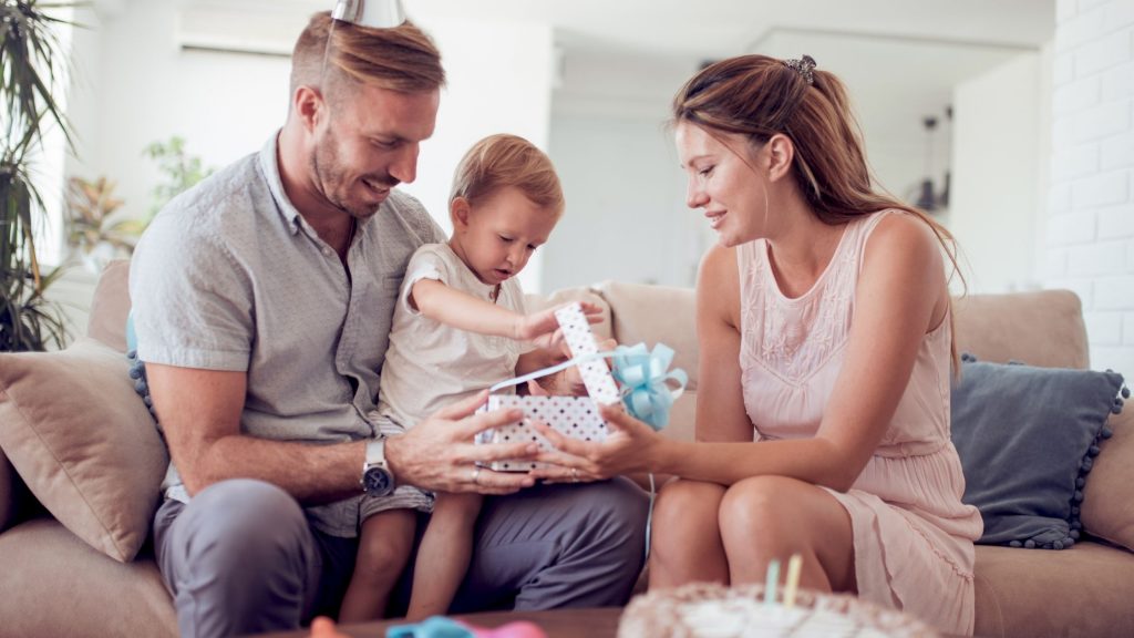 parintii-pregatesc-cadouri-pentru-copii-1024x576