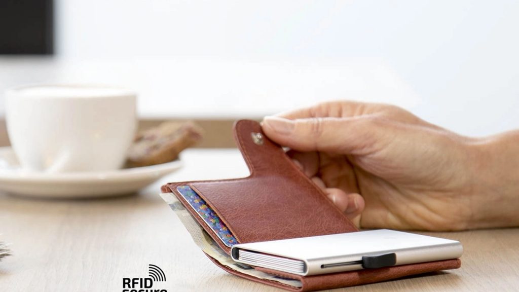 portofel-aluminiu-pentru-carduri-1024x576 (2)