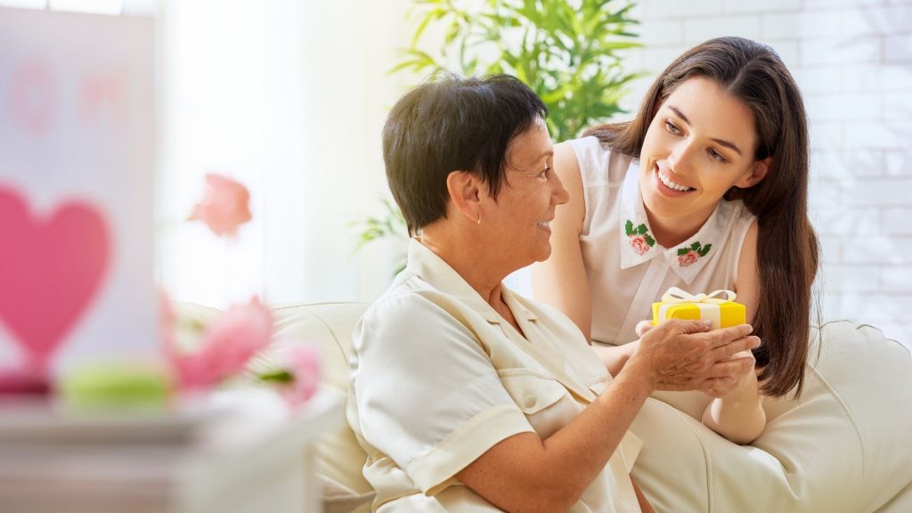 sfaturi-cadouri-pentru-mama-1024x576