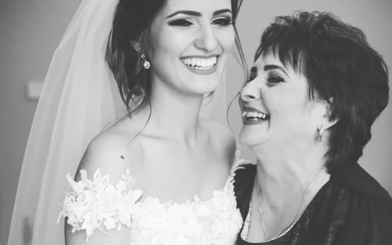 mama si fiica rad impreuna la nunta — mesaje frumoase pentru mama