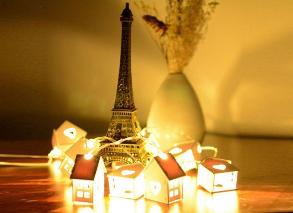 Instalatie de lumini LED Casute de Lemn [7]