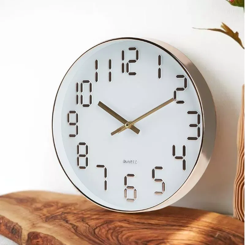 Ceas de perete alb cu cifre aurii [3]