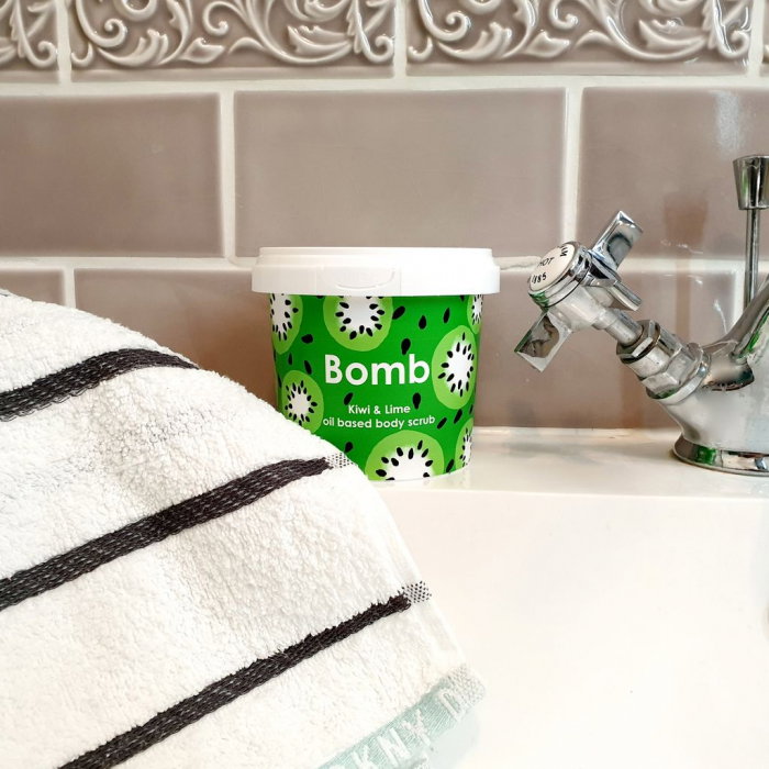 Exfoliant corp Kiwi & Lime Bomb Cosmetics [3]