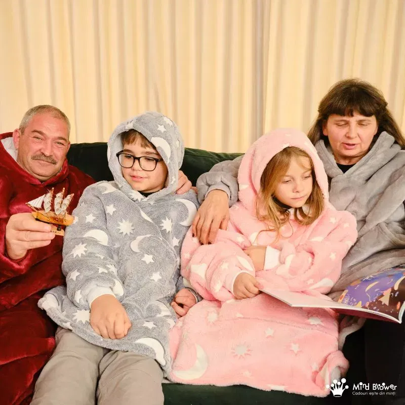 Hanorac patura cu maneci fete Luna Fosforescenta Roz cu buzunar cangur Flanel & Polar 440g/mp 105 cm [12]