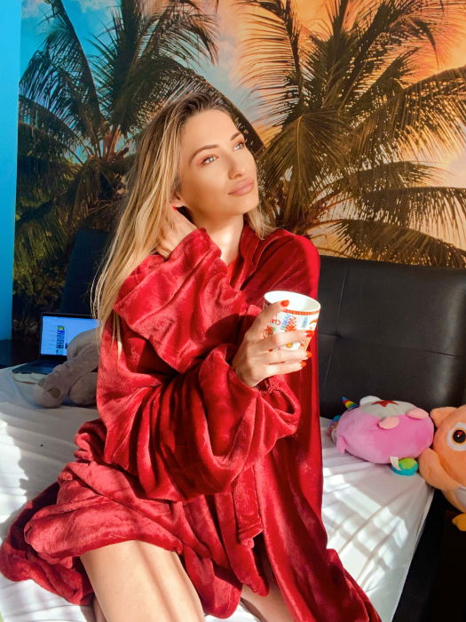 Patura cu maneci, buzunar si prindere la spate, Super Catifelata, 340g/mp, Rosie [14]