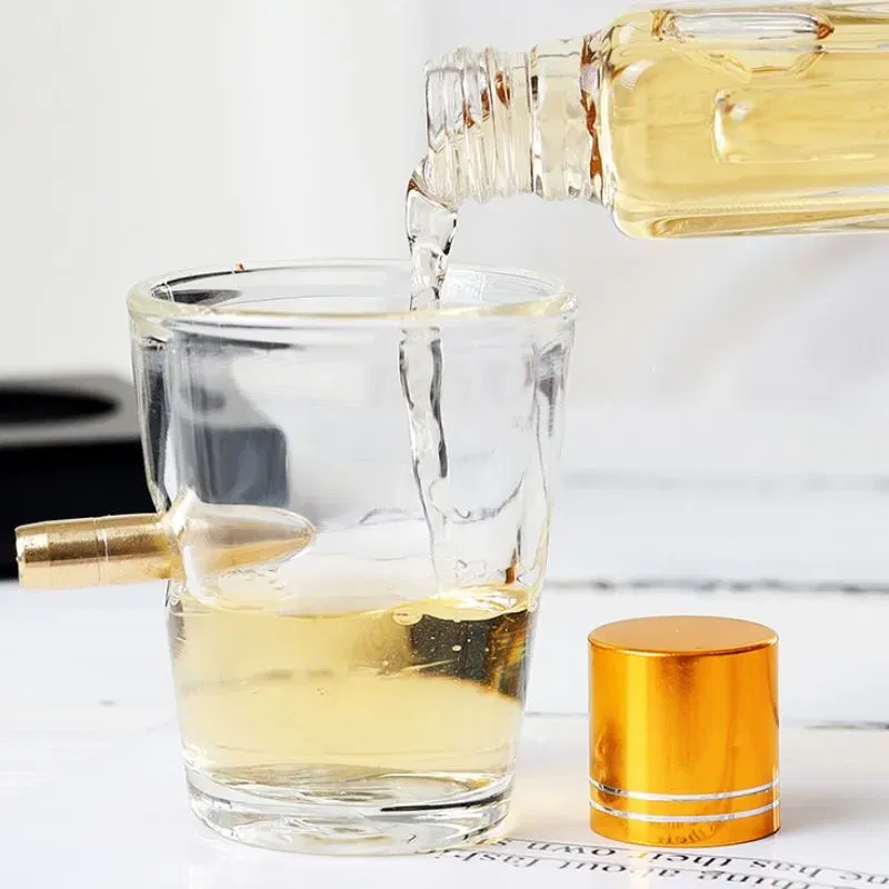 Set cadou decantor Pistol si 2 pahare cu glont [8]