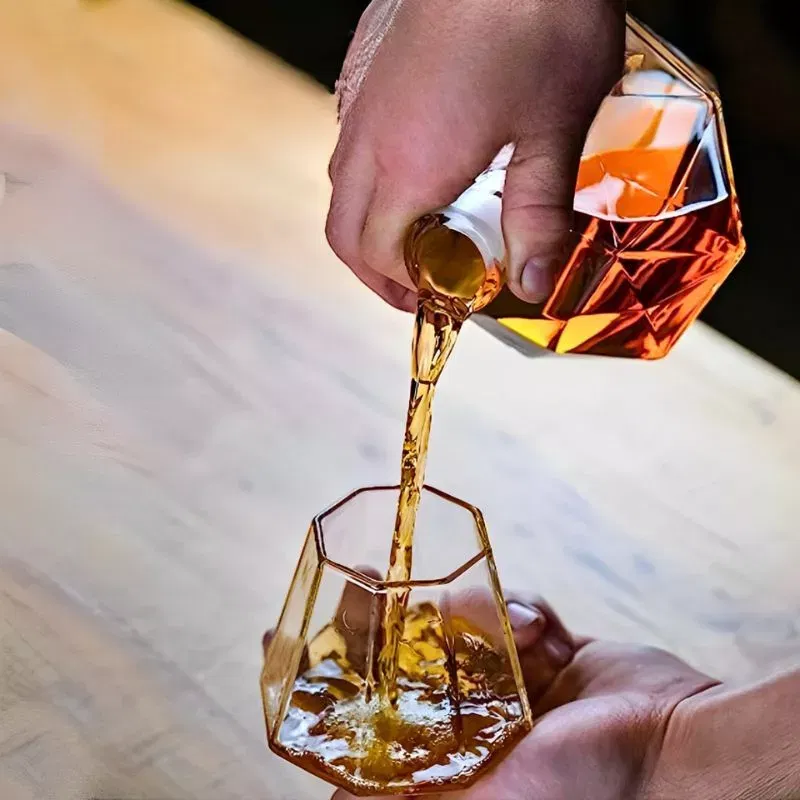 Set cadou decantor Sticla Diamant cu doua pahare Deluxe [7]