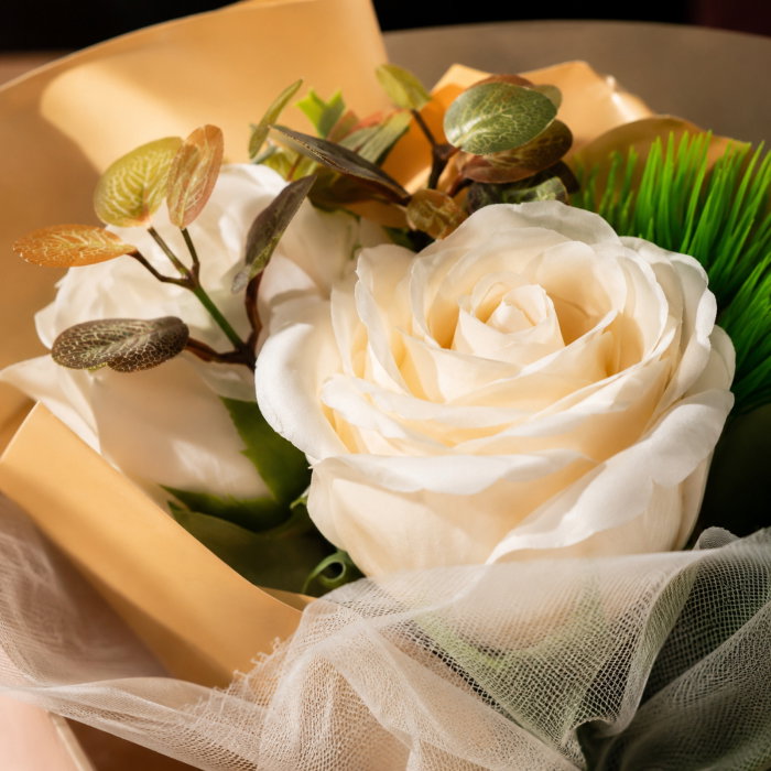 Set cadou femei cu flori din sapun si lumanare, Ivory Rose [3]