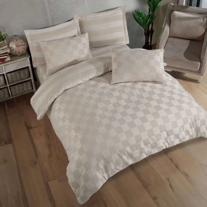 Set lenjerie pat satinat Kareli - Bej, 200x220 cm, 2 fete de perna [1]