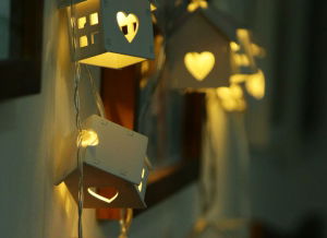 Instalatie de lumini LED Casute de Lemn [5]